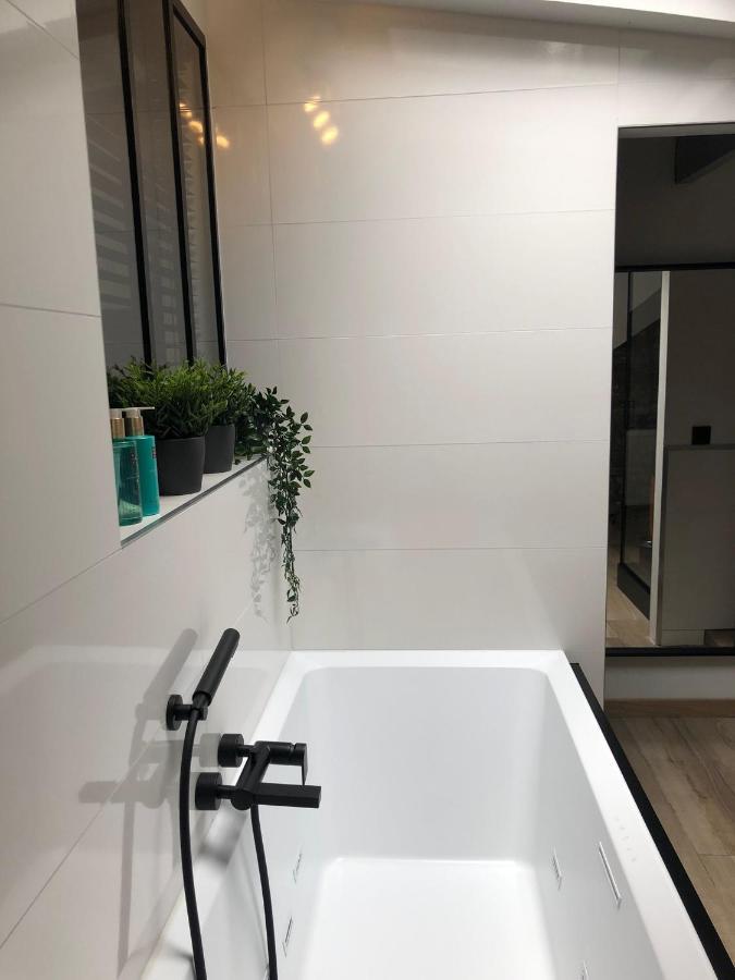 L'Enjambee Aparthotel Namur Bagian luar foto